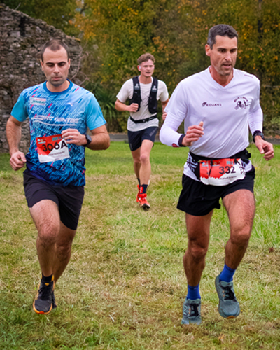 image de trois coureurs sur un chemin de randonnée