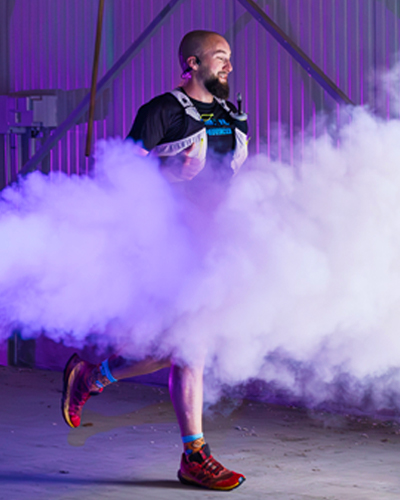 image d'un participant passant devant la fumée