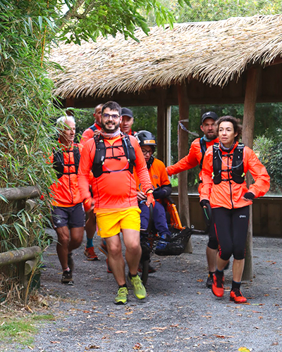 image de la team orange traversant le zoo de la boissière